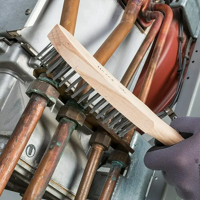 Hazet Drahtbürste 2130 - Anzahl Reihen: 4 Stk. - Drahtbürste mit Holzgriff, ideal für die Reinigung von Rohren und schwer zugänglichen Stellen. Robust und langlebig.