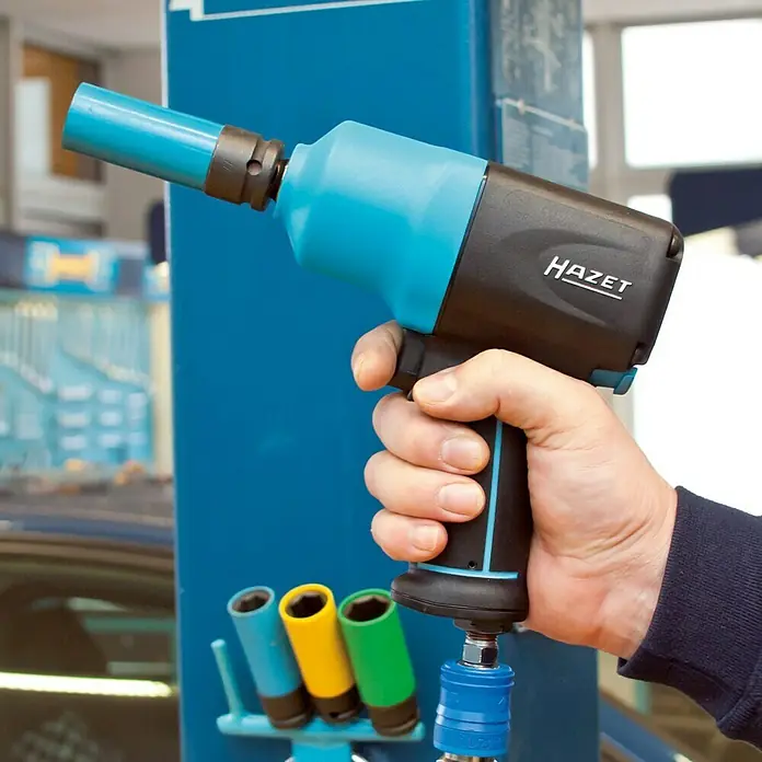 Hazet Druckluft-Schlagschrauber 9012EL-SPC - Antriebsgröße: ½″, Betriebsdruck: 6,3 bar - Nahaufnahme eines HAZET-Schlagschraubers mit blau-schwarzem Gehäuse in einer Hand gehalten.