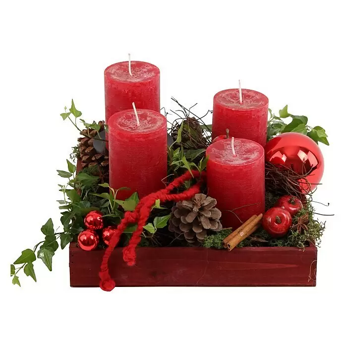 Piardino Adventsarrangement Nr.2 - Grün - Rotes Adventsgesteck mit vier roten Kerzen, Tannenzapfen, Efeu und kleinen roten Ornamenten in einer Holzkiste.