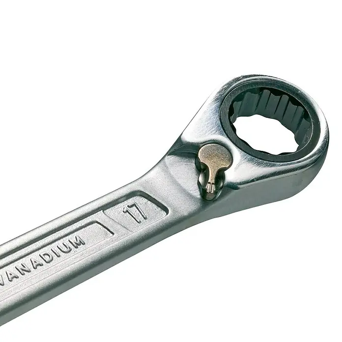 Hazet Knarren-Ringmaulschlüssel-Satz 606/5 - 5 -tlg., Schlüsselweite: 8 mm - 19 mm - Nahaufnahme eines silbernen Ringschlüssels aus Vanadium mit der Größe 17 und einem Ratschenmechanismus.