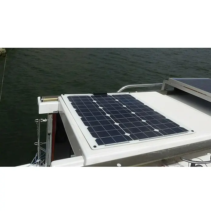 Sunset Solarmodul-Set Laminat - Nennleistung: 70 W, Für Booten, Yachten und Wohnmobilen - Solarmodul auf einem weißen Bootsdach. Das Panel ist schwarz mit einer weißen Umrandung und befindet sich auf einem Boot mit Gewässer im Hintergrund.