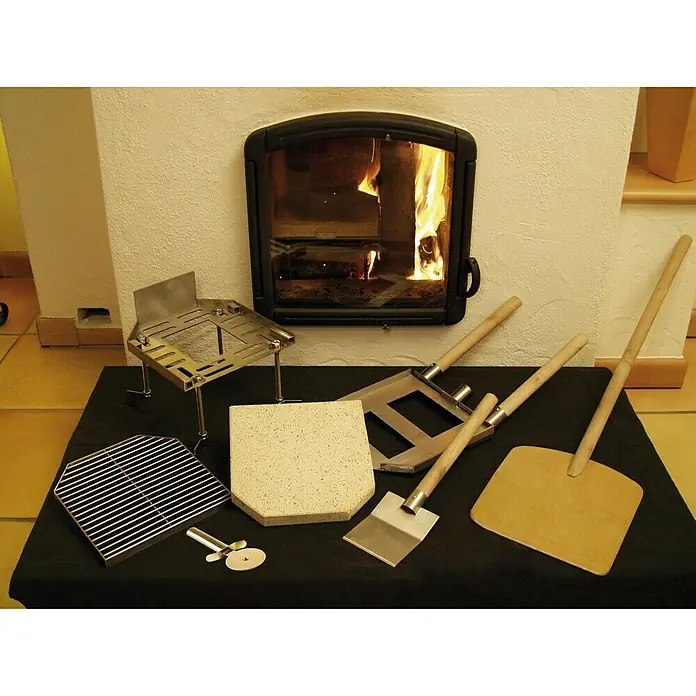 Pizzaeinsatz - Geeignet für: Kaminofen, 10 -tlg. - Produktaufnahme von Pizzaofen-Zubehör vor einem Kamin mit brennendem Feuer. Ideal für Pizzabäcker!
