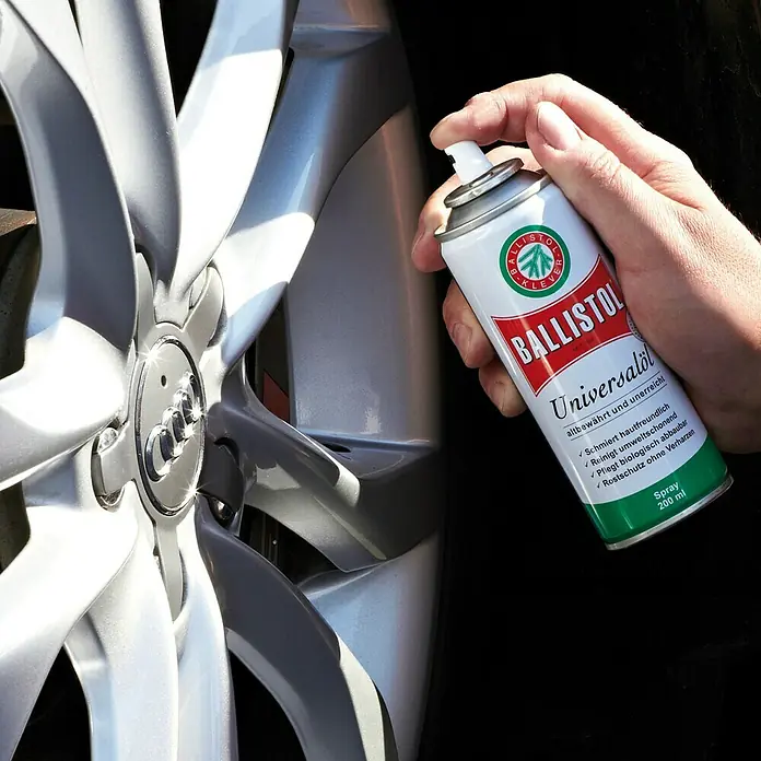 Ballistol Universalöl - 50 ml, Öl - Ballistol Universalöl wird auf eine silberne Autofelge aufgetragen, um sie zu reinigen und zu schützen.