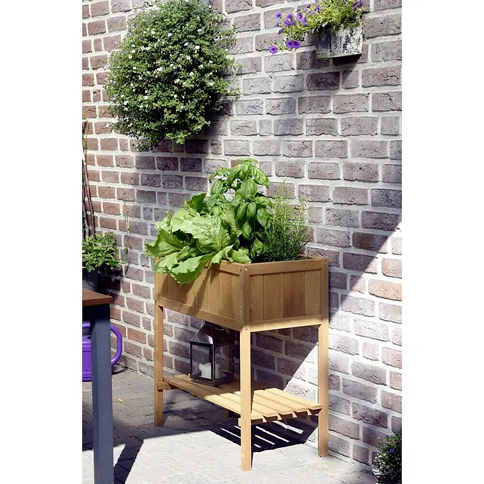 Dobar Hochbeet - 76 x 40 x 80 cm, Holz, Braun - Ein rustikaler Pflanztisch aus Holz mit frischen Kräutern und Salat, ergänzt durch eine dekorative Laterne auf der unteren Ablage.
