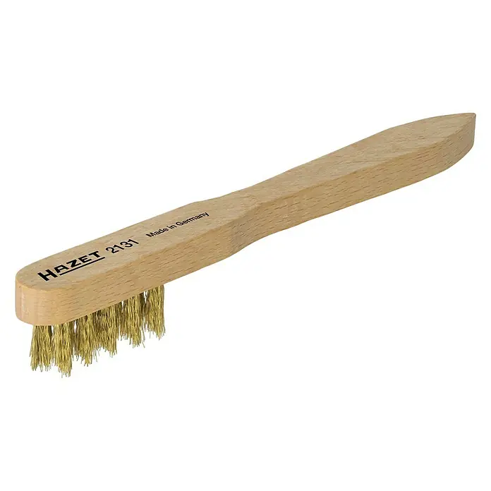 Hazet Zündkerzenbürste 2131 - Messing, Länge: 150 mm - Abgebildete HAZET 2131 Drahtbürste mit Holzgriff und Messingborsten, hergestellt in Deutschland, ideal für Reinigungsarbeiten.