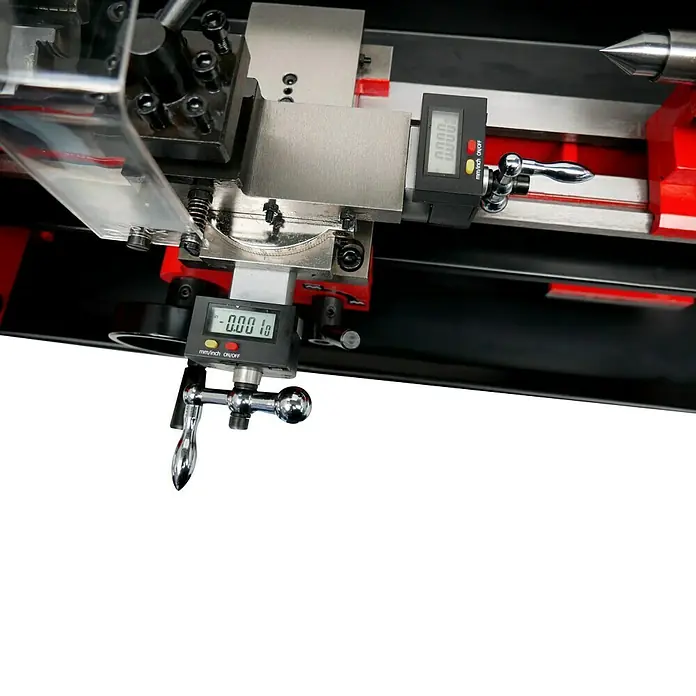 Rotwerk Drehmaschine EDM 350 DR - Leistung: 450 W, Max. Aufnahmehöhe: 74 mm, Spindelkonus: MK3 - Nahaufnahme einer Drehmaschine mit digitaler Anzeige. Präzise Metallbearbeitung mit modernster Technologie für genaue Ergebnisse.