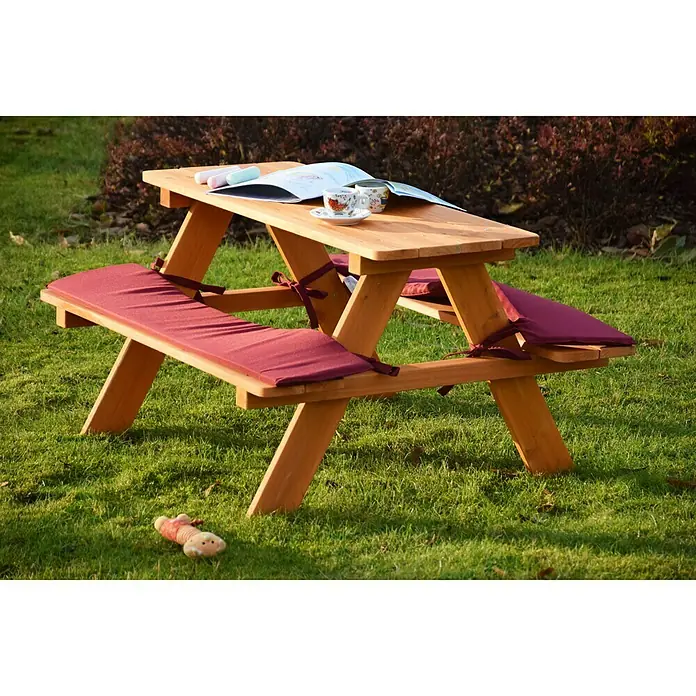 Dobar Kinder-PicknicktischL x B x H: 89 x 79 x 50 cm - Holztischgarnitur für Kinder mit roten Sitzkissen und Spielzeug auf dem Rasen. Perfekt für Picknicks und Spiele im Freien.