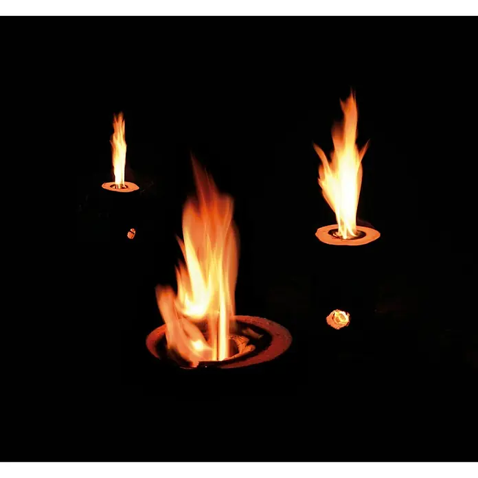 Dobar Schwedenfeuer Set - 11 cm - 15 cm - Nahaufnahme von leuchtenden Flammen, die aus dekorativen Behältern in tiefster Dunkelheit tanzen.