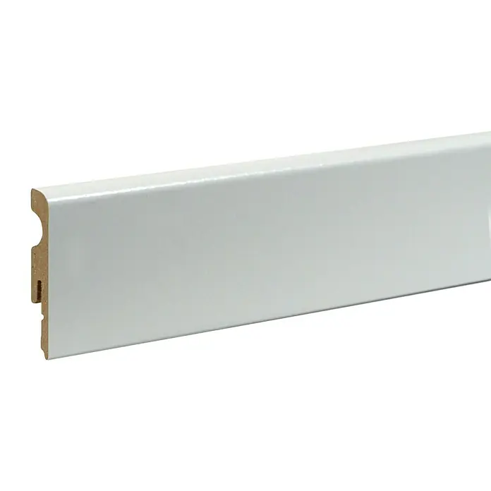 Sockelleiste FU07L - 240 cm x 10 mm x 58 mm, MDF, Oberflächenbehandlung: Beschichtet - Detailaufnahme einer weißen Fußleiste. Die Fußleiste besteht aus einem robusten Material und hat eine glatte, weiße Oberfläche.