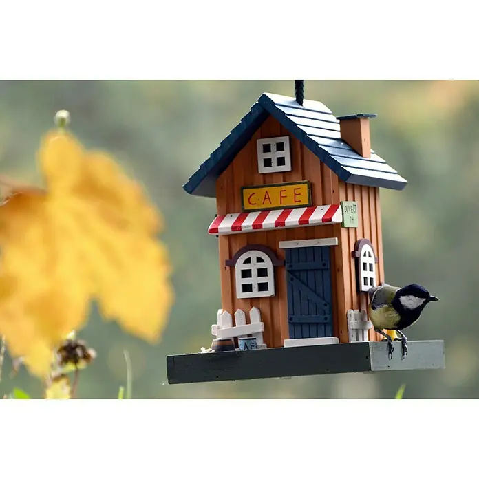 Dobar Vogelhaus Café - 18 x 18 x 23 cm, Holz, Bunt - Ein charmantes Vogelhaus im Café-Stil mit einem niedlichen Vogel, der darauf sitzt. Die Dekoration im Freien verleiht Ihrem Garten eine besondere Note.