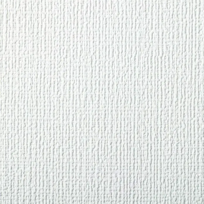 Rasch Vliestapete Feel Good - Weiß, Uni, 10,05 x 0,53 m, Feine Struktur - Nahaufnahme einer weißen, strukturierten Tapete, die eine subtile, vertikale Linienführung und ein elegantes, schlichtes Design aufweist.