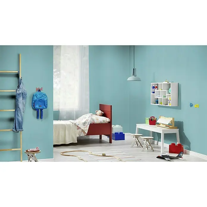 Rasch Vliestapete Geflechtstruktur - Blau/Türkis, Uni, 10,05 x 0,53 m - Kinderzimmer mit rotem Bett, weißem Tisch und blauen Akzenten. Die Einrichtung ist verspielt und kindgerecht gestaltet.
