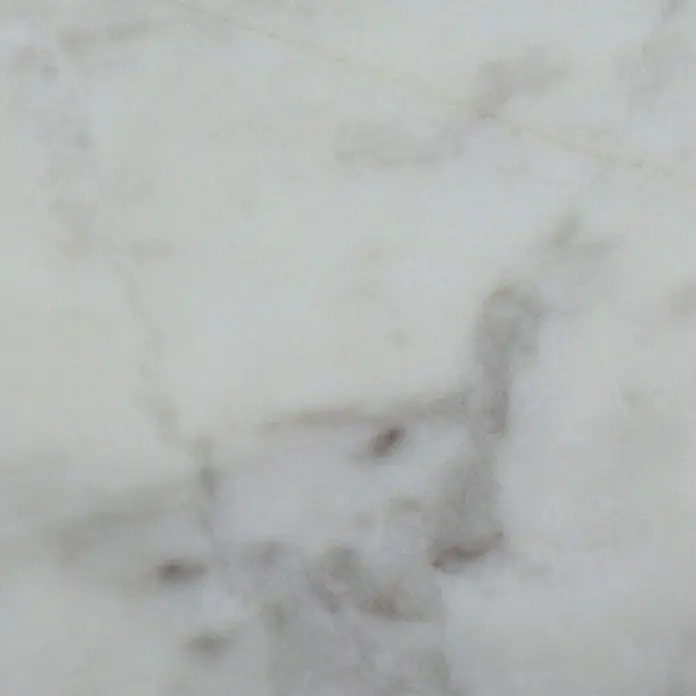Fuchs Design Natursteinziegel Crystal Collection NatureTouch - Ariston Marble, Poliert, 20 x 10 x 5 cm - Nahaufnahme einer polierten Marmorplatte mit natürlichen grauen und weißen Farbtönen, die ein luxuriöses Erscheinungsbild verleihen.