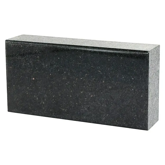 Fuchs Design Natursteinziegel Crystal Collection NatureTouch - Galaxy Black, Poliert, 20 x 10 x 5 cm - Nahaufnahme eines länglichen, schwarzen Granitpflastersteins mit polierter Oberfläche, ideal für den Garten- und Landschaftsbau.