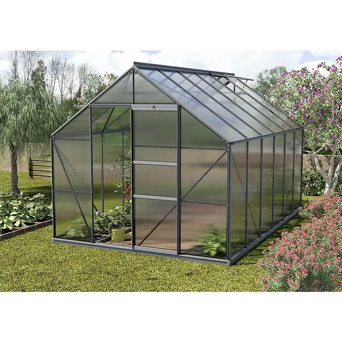 Vitavia Gewächshaus Merkur 9900 Plus - Außenmaß inkl. Dachüberstand (B x T): 257 x 383 cm, 4 mm, Schwarz - Ein Gewächshaus mit einem stabilen Rahmen und transparenten Wänden, ideal für den Anbau von Pflanzen. Es steht im Garten mit geöffneter Tür und Pflanzen darin.