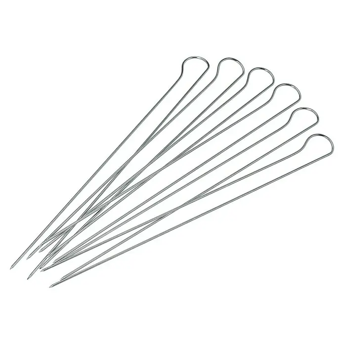 Kingstone Brocheta para barbacoa - 6 ud. - Foto de múltiples brochetas metálicas, perfectas para asar carnes y verduras. Son duraderas, reutilizables y fáciles de limpiar.