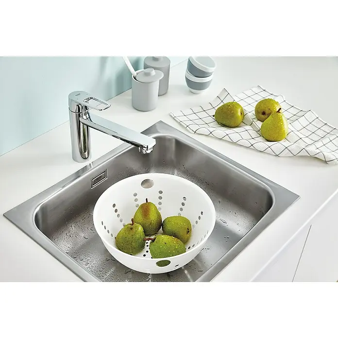 Grohe QuickFix Start Loop Spültischarmatur - Ausladung Armatur: 222 mm, Chrom, Hochglänzend - Einbauküchenspüle mit einem verchromten Wasserhahn und einer Schüssel mit frischen Birnen. Die Spüle ist aus Edelstahl und hat eine moderne Form.