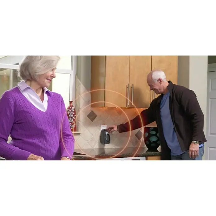 Heizlüfter Starlyf Fast Heater - 400 W, Schwarz - Eine ältere Frau und ein älterer Mann in einer Küche mit einem in die Steckdose gesteckten elektronischen Schädlingsbekämpfer.
