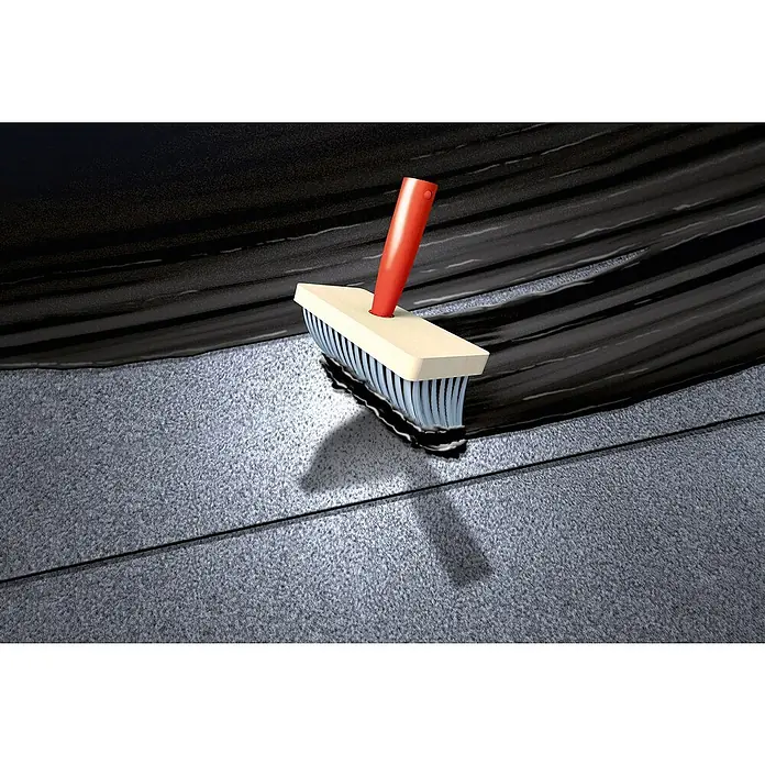 MEM Bitumen-Dichtungsmasse Dach - Geeignet für: Bitumen-Dachbahnen, 12 l, Schwarz - Eine Nahaufnahme eines Beschichtungsbesens, der ein glänzendes, schwarzes Material auf eine texturierte Oberfläche aufträgt, wobei der Fokus auf dem Werkzeug liegt.