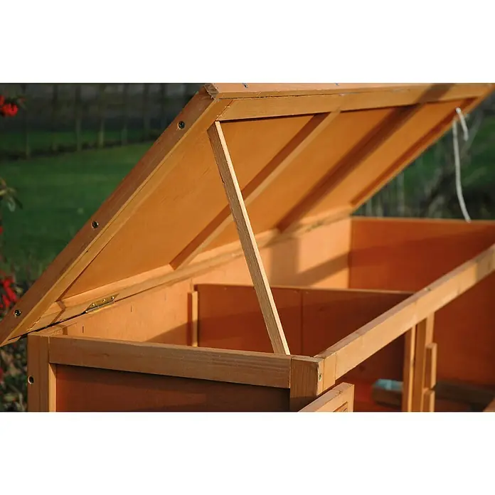 Dobar Kleintierstall - L x B x H: 115 x 45 x 116 cm, Holz, Braun - Detailaufnahme des hölzernen Kleintierstalls mit geöffnetem Dach, das Einblick ins Innere gewährt.