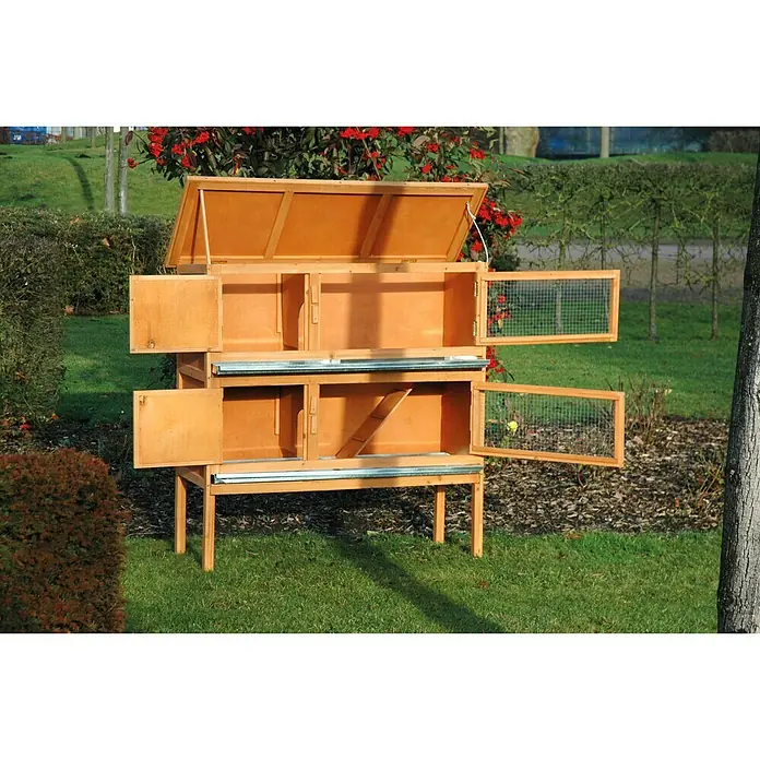 Dobar Kleintierstall - L x B x H: 115 x 45 x 116 cm, Holz, Braun - Ein zweistöckiger, hölzerner Kaninchenstall mit geöffneten Türen und einem offenen Dach, der auf einer Rasenfläche steht.