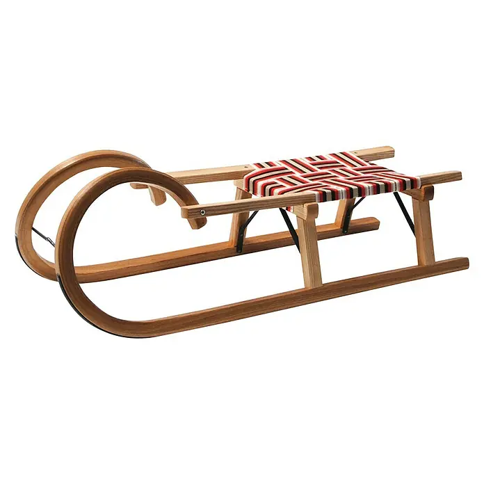Sirch Schlitten - Länge: 100 cm, Belastbarkeit: 100 kg, Holz - Ein hölzerner Schlitten mit einem rot-weiß gestreiften Sitz, ideal für winterlichen Spaß und nostalgische Fahrten im Schnee.