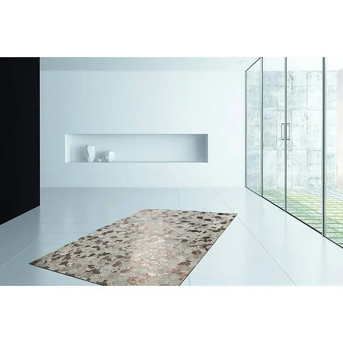 Kayoom Lederteppich Dazzle 200 - Elfenbein/Chrom, 170 x 120 cm, 100 % Leder - Ein stilvoller Teppich mit modernem Muster liegt in einem hellen Raum. Er ergänzt das minimalistische Design des Raumes perfekt.