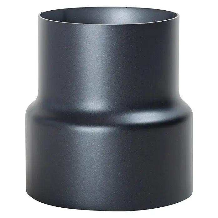 OfenrohrreduzierungDurchmesser: 150 mm - 130 mm, Senotherm lackiert, Schwarz Metallic - Bild eines schwarzen Reduzierstücks, das verwendet wird, um zwei Rohre mit unterschiedlichen Durchmessern miteinander zu verbinden.\n