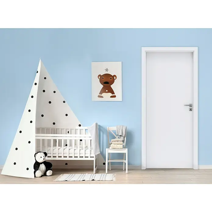 Invado Türzarge ORS1 - 985 x 2.110 mm, Wandstärke: 290 mm, DIN Anschlag: Rechts, Verkehrsweiß matt - Kinderzimmer mit weißem Kinderbett, Teddybär und Spielzelt. Ein Bärenbild hängt über dem Bett an der blauen Wand.