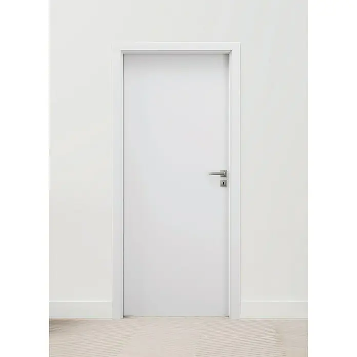 Invado Türzarge ORS1 - 985 x 2.110 mm, Wandstärke: 290 mm, DIN Anschlag: Rechts, Verkehrsweiß matt - Eine schlichte, weiße Tür mit silberner Türklinke fügt sich nahtlos in eine moderne, minimalistische Raumgestaltung ein. Klare Linien und neutrales Design.