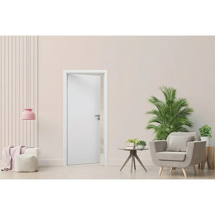 Invado Zimmertür ND1 - 610 x 2.110 mm, DIN Anschlag: Rechts, Verkehrsweiß matt, Röhrenspan - Helles Interieur mit weißer Tür, die einen modernen und einladenden Look schafft. Dekorative Elemente wie Lampe und Pflanze ergänzen das Gesamtbild.