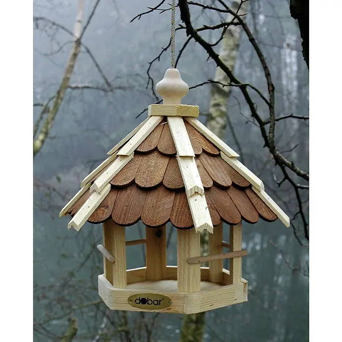 Dobar Vogelhaus - 33 x 29 x 36 cm, Natur/Braun - Ein detailreiches Foto eines hölzernen Vogelhauses mit einem braunen Dach und einem "Dobar"-Logo, das an einem Baum hängt.