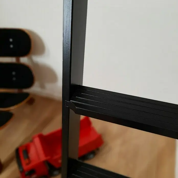 Dolle Hochbettleiter - Holz, Schwarz, Anzahl Stufen: 10 Stk., Geschosshöhe: 237 cm - Detailaufnahme eines schwarzen Metallregals, das modernes Design und funktionale Aufbewahrungslösungen vereint.