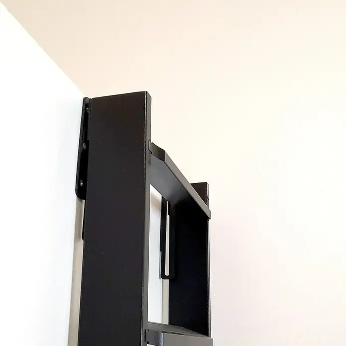 Dolle Hochbettleiter - Holz, Schwarz, Anzahl Stufen: 10 Stk., Geschosshöhe: 237 cm - Nahaufnahme eines schwarzen Wandregals, das an einer weißen Wand befestigt ist. Das Regal ist minimalistisch gestaltet und wirkt modern.