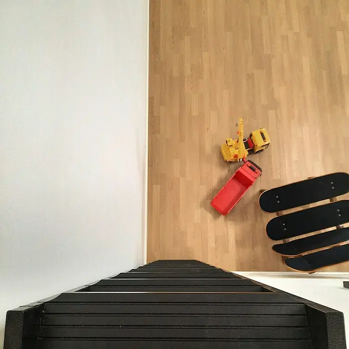 Dolle Hochbettleiter - Holz, Schwarz, Anzahl Stufen: 10 Stk., Geschosshöhe: 237 cm - Dieses Foto zeigt Spielzeug wie einen Bagger und einen Lastwagen, die auf einem Holzboden neben Skateboards liegen.