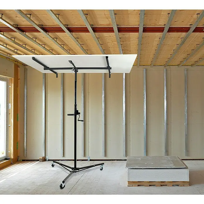 Rikta Plattenlift - 40 kg, Höhenverstellung: 155 cm - 300 cm - Das Bild zeigt einen Trockenbau-Plattenheber in einem unfertigen Raum mit freiliegenden Deckenbalken und Gipskartonplatten.