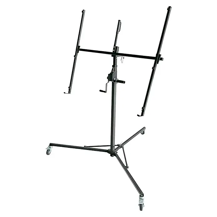 Rikta Plattenlift - 40 kg, Höhenverstellung: 155 cm - 300 cm - Eine detaillierte Aufnahme eines schwarzen, höhenverstellbaren Kamerastativs mit Rollen und einem stabilen Aufbau für professionelle Filmaufnahmen.