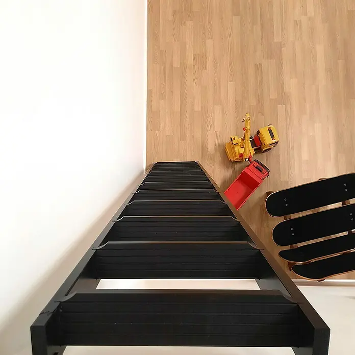 Dolle Hochbettleiter - Holz, Schwarz, Anzahl Stufen: 10 Stk., Geschosshöhe: 237 cm - Draufsicht auf eine schwarze Treppe mit Spielzeug wie einem Bagger, einem roten Lastwagen und Skateboards auf dem Boden.