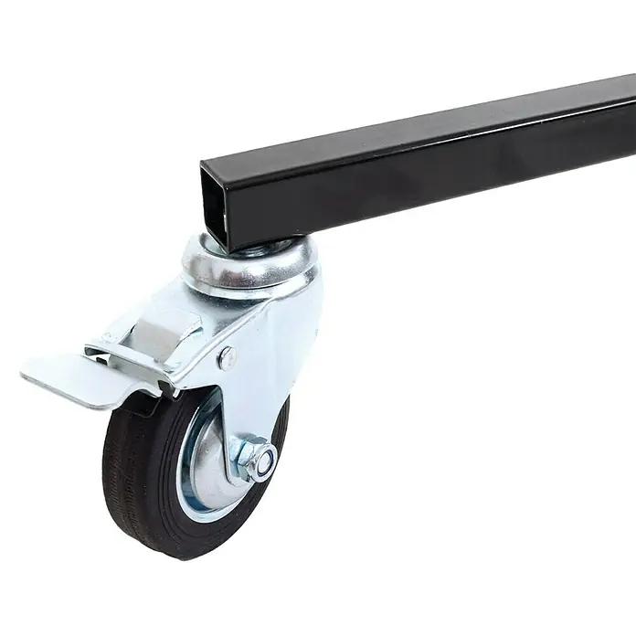 Rikta Plattenlift - 40 kg, Höhenverstellung: 155 cm - 300 cm - Detailaufnahme eines Rollrades mit Bremse, montiert an einem schwarzen Vierkantrohr. Ideal für Möbel und Geräte.