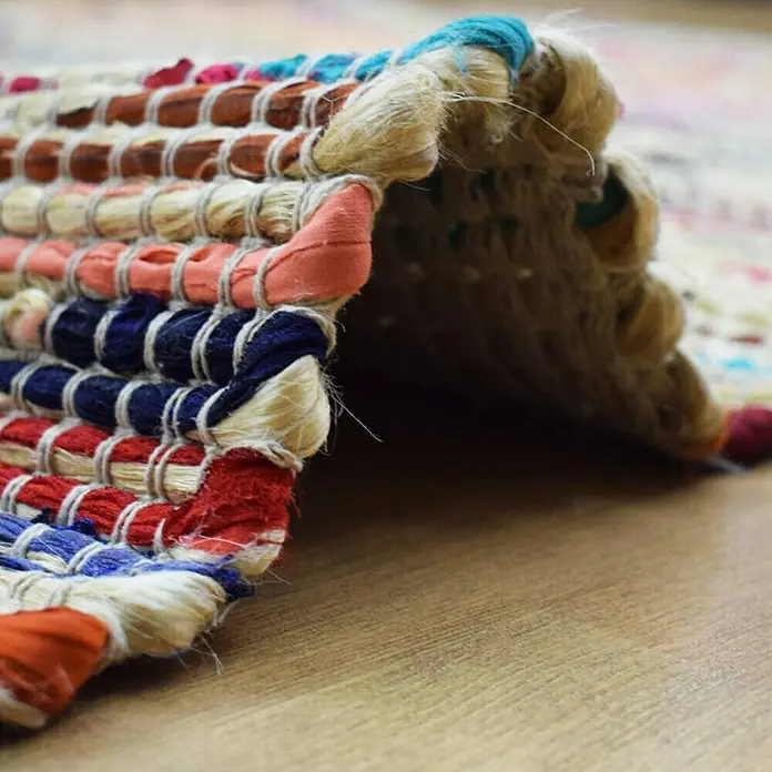 Kayoom Flachgewebeteppich Sienna 600 - Bunt, 230 x 160 cm, 100% Jute / Baumwolle - Nahaufnahme eines bunten, handgewebten Teppichs aus Stoffresten, der eine warme und einladende Atmosphäre schafft.