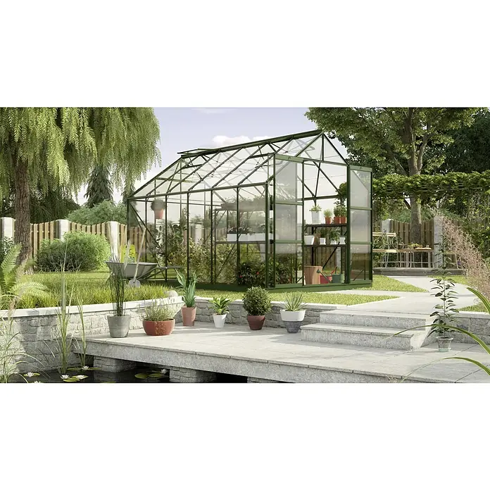 Vitavia Gewächshaus Uranus 9900 - Außenmaß inkl. Dachüberstand (B x T): 257 x 383 cm, 3 mm, Smaragd - Ein geräumiges Gewächshaus mit Glaswänden und einem grünen Rahmen, umgeben von einem üppigen Garten.