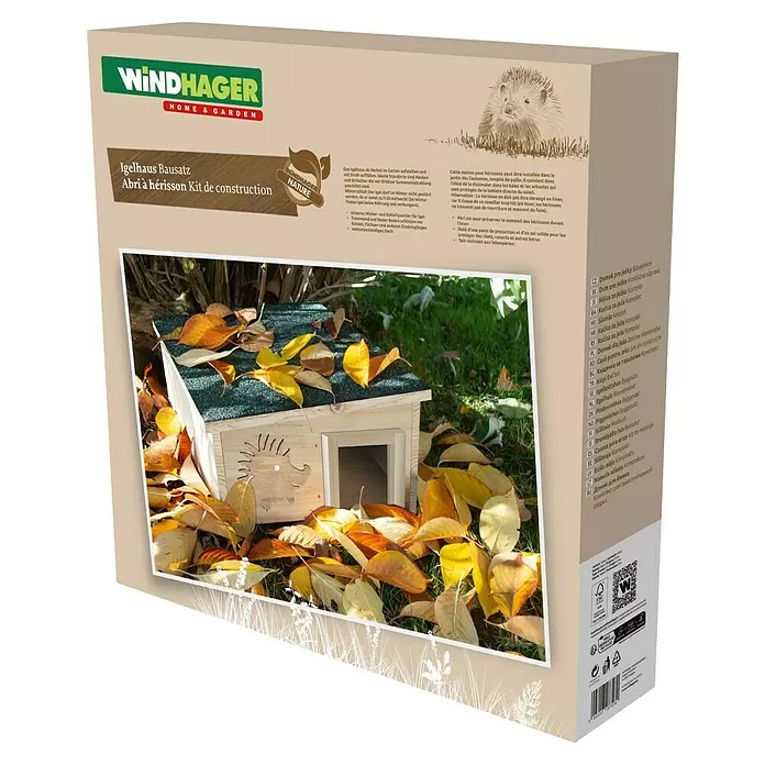Windhager Igelhaus Bausatz - Holz, Braun - Produktverpackung für einen Igelhaus-Bausatz, zeigt das zusammengebaute Holzhaus mit dunklem Dach in einem herbstlichen Garten mit Laub.