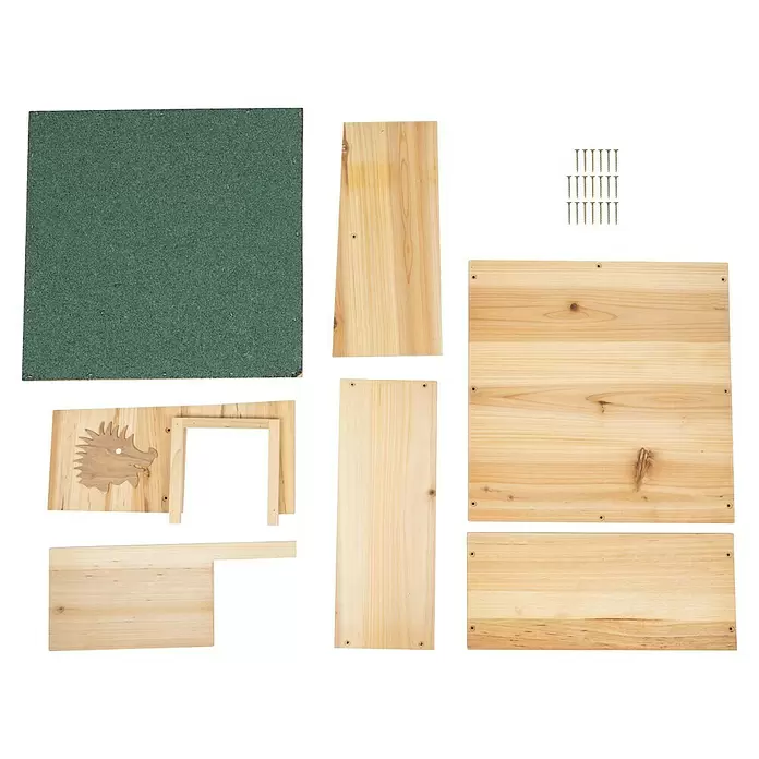 Windhager Igelhaus Bausatz - Holz, Braun - Zerlegte Holzbauteile mit grünem Dach, verschiedenen Holzbrettern (eines mit Igel-Ausschnitt) und Schrauben zur Montage.