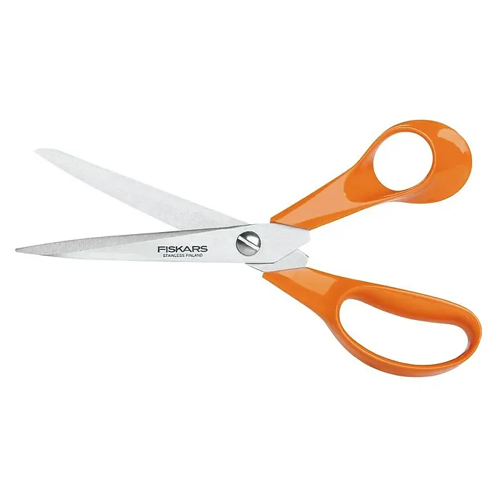 Fiskars Universalschere Classic - Länge: 21 cm - Eine geöffnete Fiskars-Schere mit orangefarbenen Griffen und silbernen Klingen. Ideal zum Schneiden von Papier, Stoff und anderen Materialien.