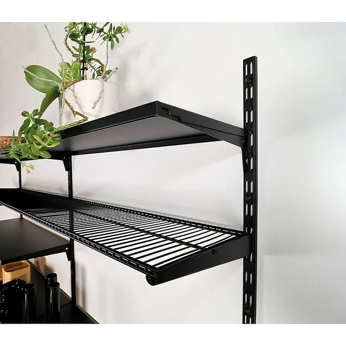 Element System Twin Drahtbodenträger - Länge: 32 cm, Belastbarkeit: 30 kg, Schwarz - Nahaufnahme eines schwarzen Regalsystems mit verschiedenen Ablagen, darunter ein Drahtregal und Pflanzen auf den oberen Ebenen.