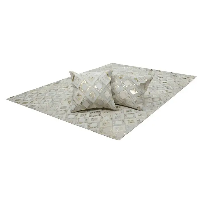 Kayoom Lederteppich Dazzle 100 - Elfenbein/Gold, 170 x 120 cm, 100 % Leder - Dekoratives Set: Teppich mit geometrischem Muster und zwei passenden Kissen mit goldenen Akzenten für ein stilvolles Wohnambiente.