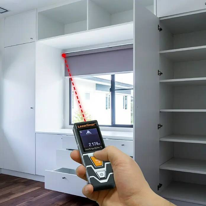 Laserliner Laserentfernungsmesser LaserRange Master T2 - Messbereich: 0,2 - 20 m - Laserliner Entfernungsmesser im Einsatz: Messung der Raumabmessungen mit Laserpräzision für präzise Ergebnisse.