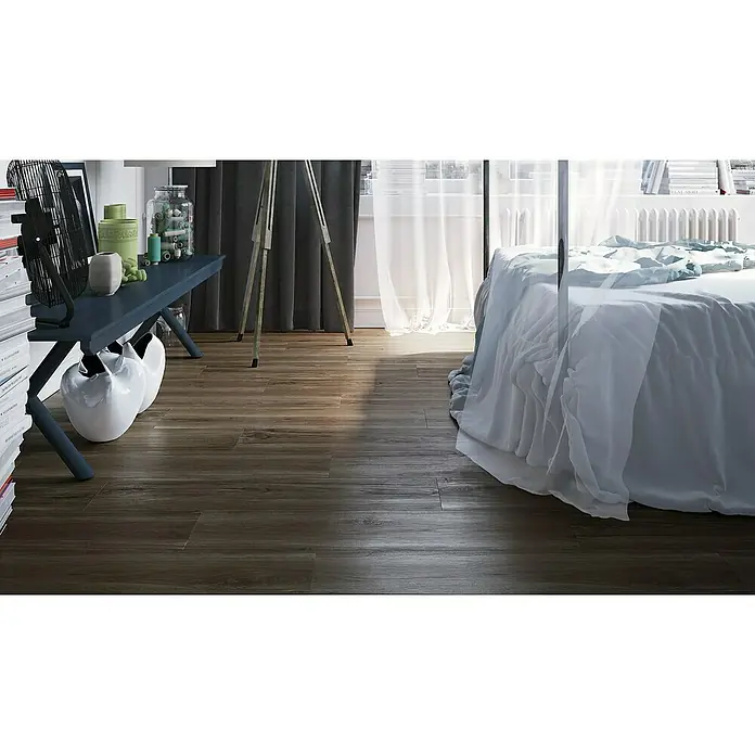 Feinsteinzeugfliese Natura - 22,5 x 90,2 cm, Brown, Matt - Schlafzimmer-Interieur mit einem grossen Bett und braunem Holzboden, der dem Raum eine warme und natürliche Note verleiht. Die Einrichtung ist stilvoll.