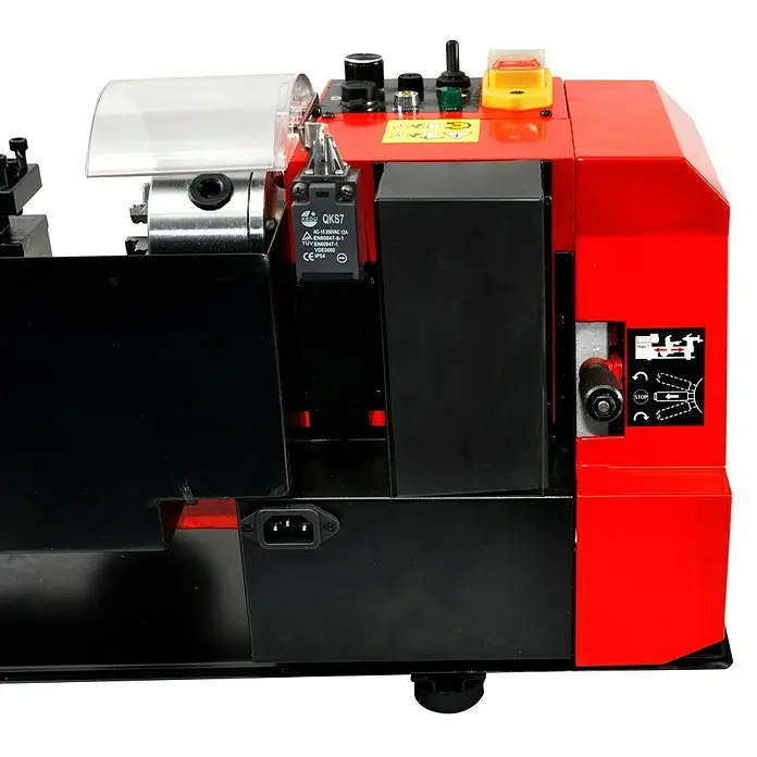 Rotwerk Drehmaschine EDM 350 BL - Leistung: 500 W, Max. Aufnahmehöhe: 74 mm, Spindelkonus: MK3 - Detailansicht einer roten Drehmaschine mit schwarzen Akzenten, die Maschinendetails und Bedienelemente hervorhebt.