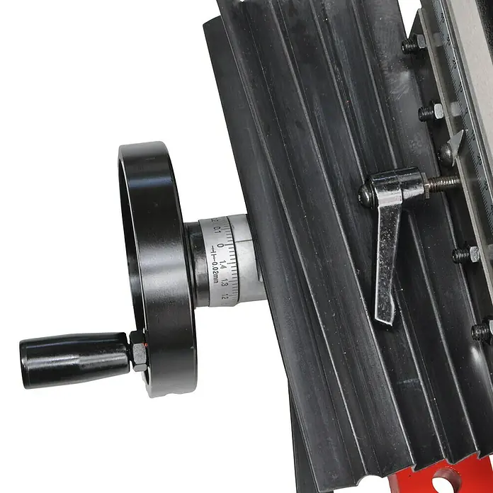 Rotwerk Bohr- & Fräsmaschine EFM 200DS - 350 W, 150 U/min - 2.500 U/min, Spannweite Bohrfutter: 1 mm - 13 mm, Größe Arbeitstisch: 390 x 95 mm - Nahaufnahme der präzisen Skala und des Handrads einer Werkzeugmaschine, die für genaue Einstellungen und Messungen konzipiert ist.